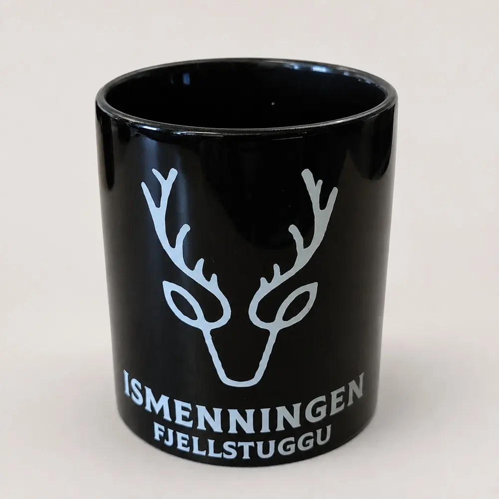 Sort krus med logo for Ismenningen Fjellstuggu