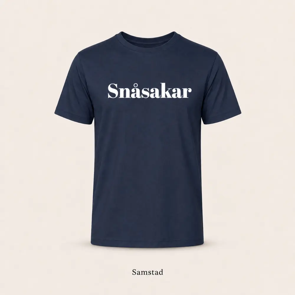 Marineblå Samstad T-skjorte med teksten Snåsakar