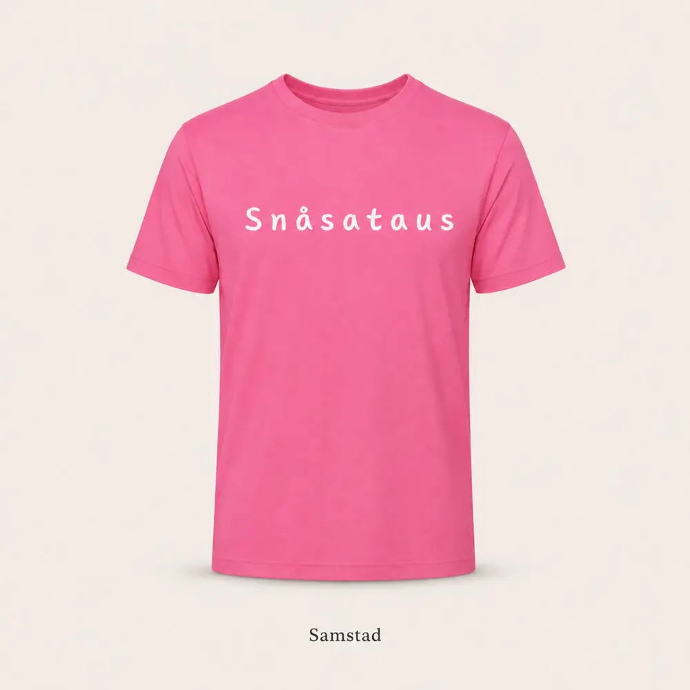 Rosa Samstad T-skjorte med teksten Snåsataus