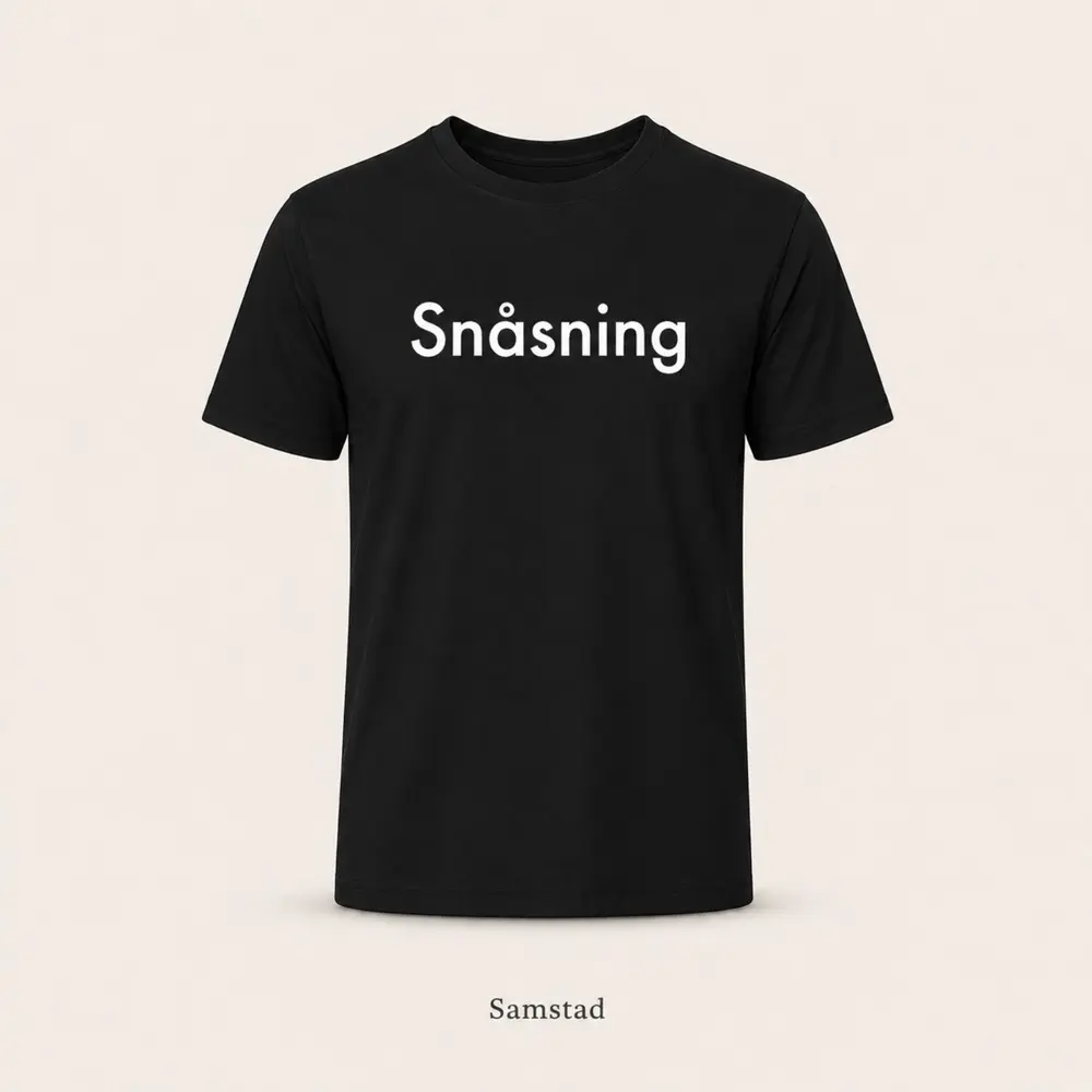 Sort Samstad T-skjorte med teksten Snåsning